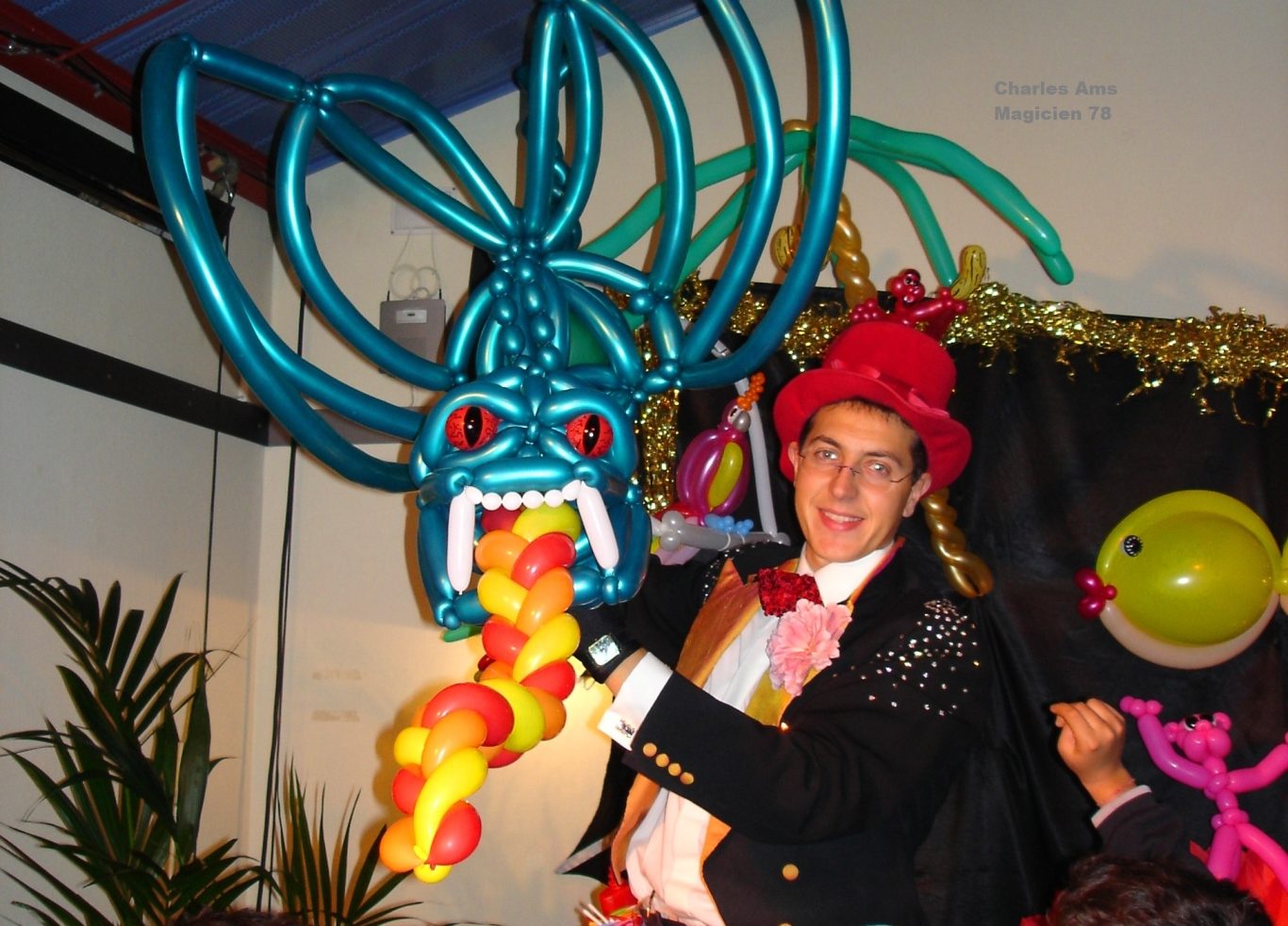 L'incroyable dragon géant en ballons du Magicien 78 dans une école élémentaire de 78500 Sartrouville Magicien 78 les Yvelines Spectacle Magie Enfant École élémentaire 78500 Sartrouville Mantes-la-Jolie Feucherolles Le Vésinet Versailles