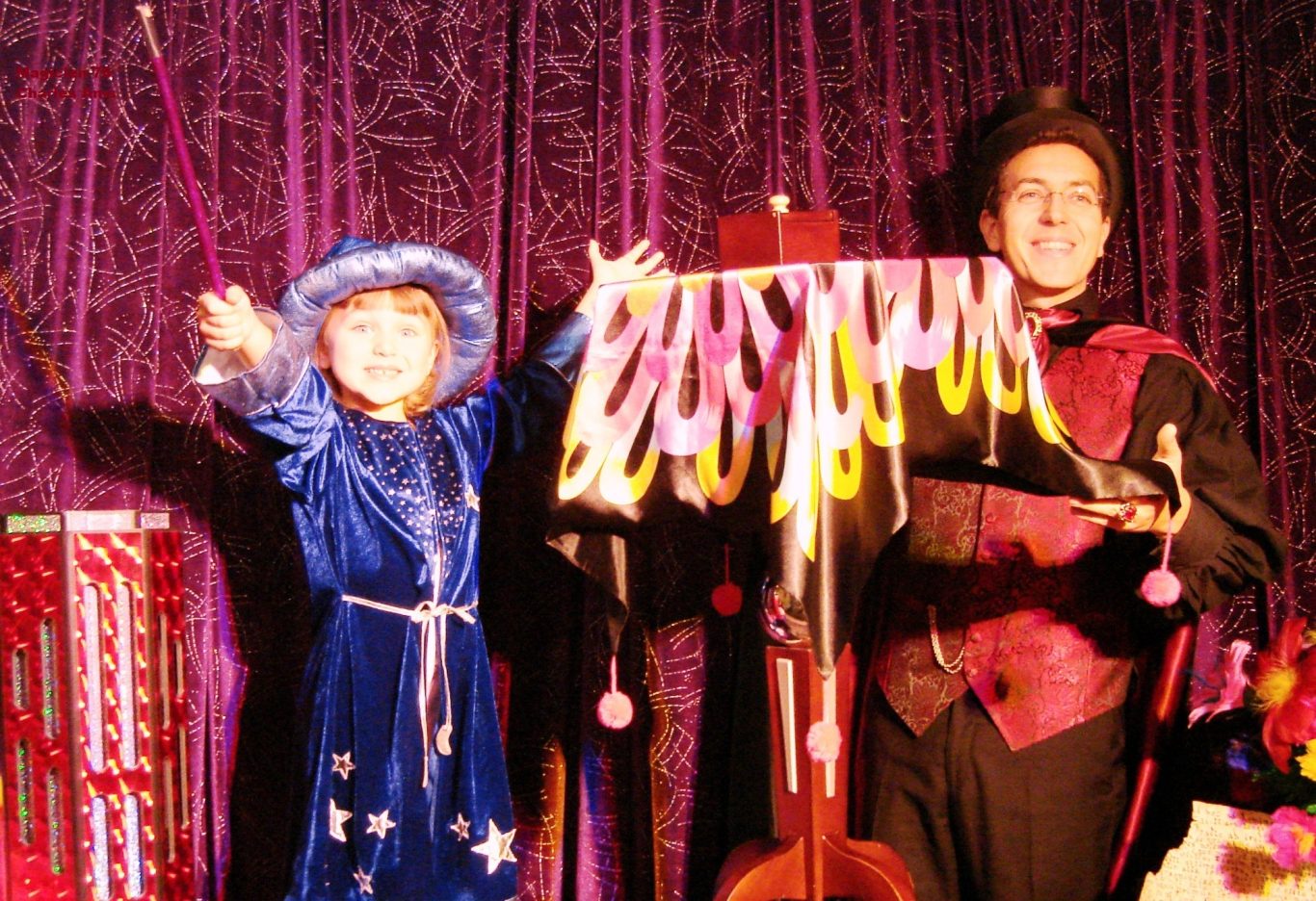 Spectacle magie en Ecole avec participation des enfants dans la ville des Yvelines 78160 Marly-le-Roi avec Charles Ams Spectacle Magie Ecole avec participation des enfants du Magicien 78 Charles Ams dans une école à Marly le Roi 78160 dans les Yvelines