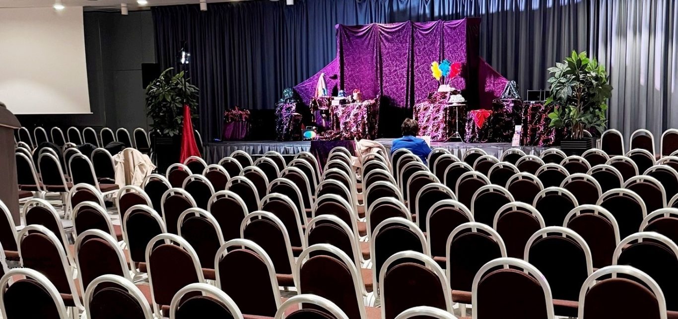 Éclairage, sonorisation, décor de 12 mètres de large fournis par le magicien pour son spectacle scolaire 92 de magie à 92210 Saint-Cloud Meilleur spectacle scolaire magie 92 pour 1500 élèves d'école maternelle, primaire et centre de loisirs à 92210 Saint-Cloud Hauts-de-Seine