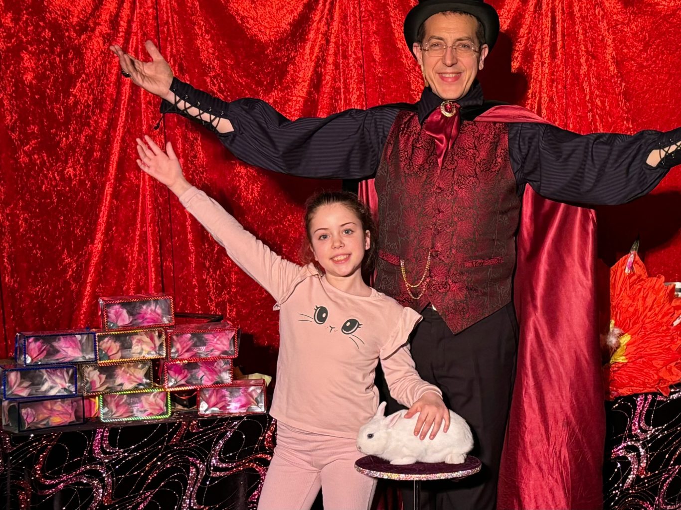 Caresse au Lapin ! Magicien 94 cadeaux enfant anniversaire à domicile Créteil Vincennes Saint Mandé Versailles 78 Rambouillet Neuilly sur Seine 92 Evry 91