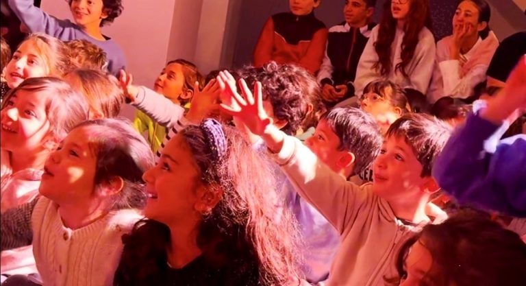 Des enfants émerveillés dans ce beau spectacle scolaire magie pour maternelle centre de loisirs école primaire du 92 à 92240 Malakoff Des enfants émerveillés dans ce beau spectacle scolaire magie 92 pour maternelle centre de loisirs école primaire à 92240 Malakoff