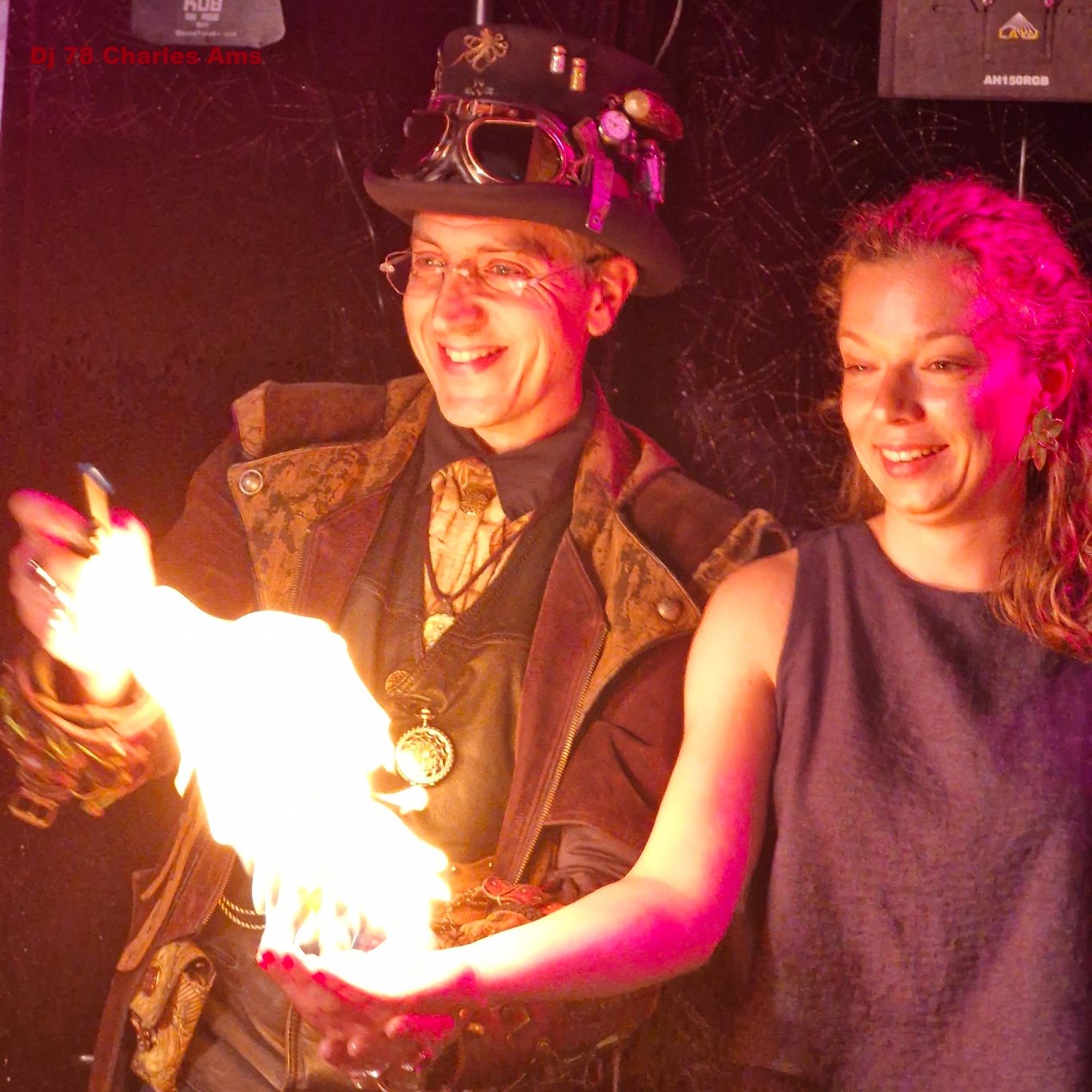 Des flammes dans votre main ! Magie élégante close-up ici pour une soirée d'entreprise à 78000 Versailles dans les Yvelines: splendide ! Des flammes dans votre main ! Magie élégante close-up ici pour une soirée d'entreprise à 78000 Versailles dans les Yvelines: splendide !