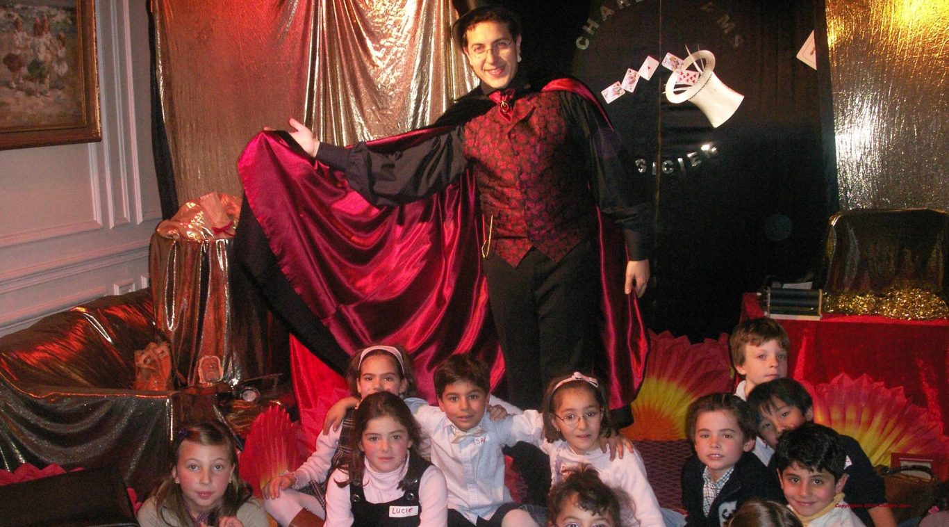 Animations et Spectacle Anniversaire d'enfant à domicile à 75013 Paris avec le magicien 75 en costume de Mandrack et son théâtre splendide Animations et Spectacle Anniversaire d'enfant à domicile à 75013 Paris avec le magicien 75 en costume de Mandrack et son théâtre splendide