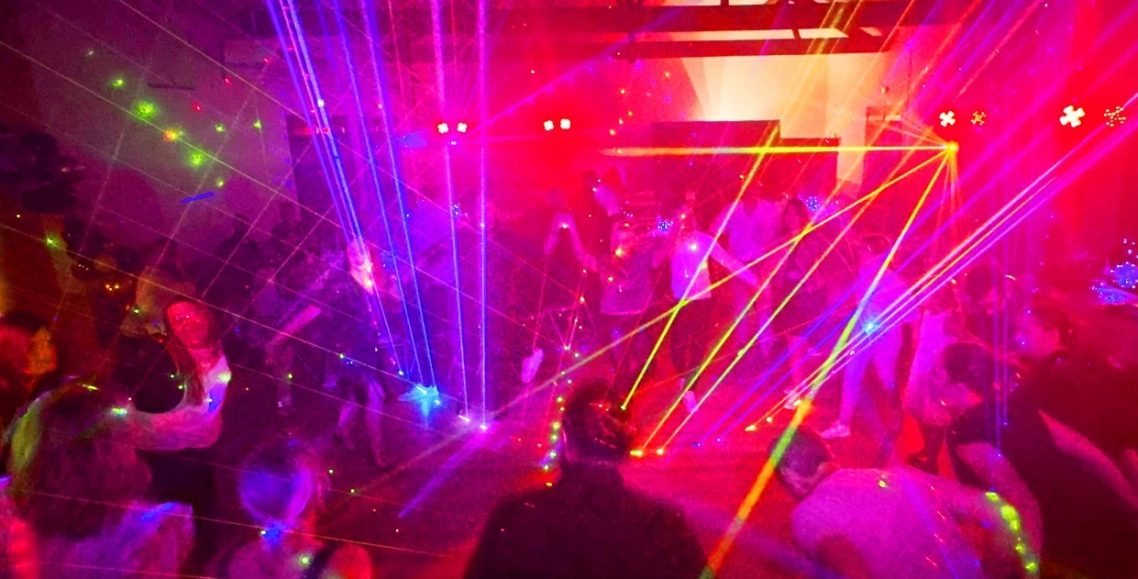 Tous vos invités seront émerveillés par les lumières et lasers de votre animateur meilleur dj 78 à 78100 Saint-Germain-en-Laye Les Yvelines Le meilleur dj 78 pour mariage à 78100 Saint-Germain-en-Laye département Les Yvelines