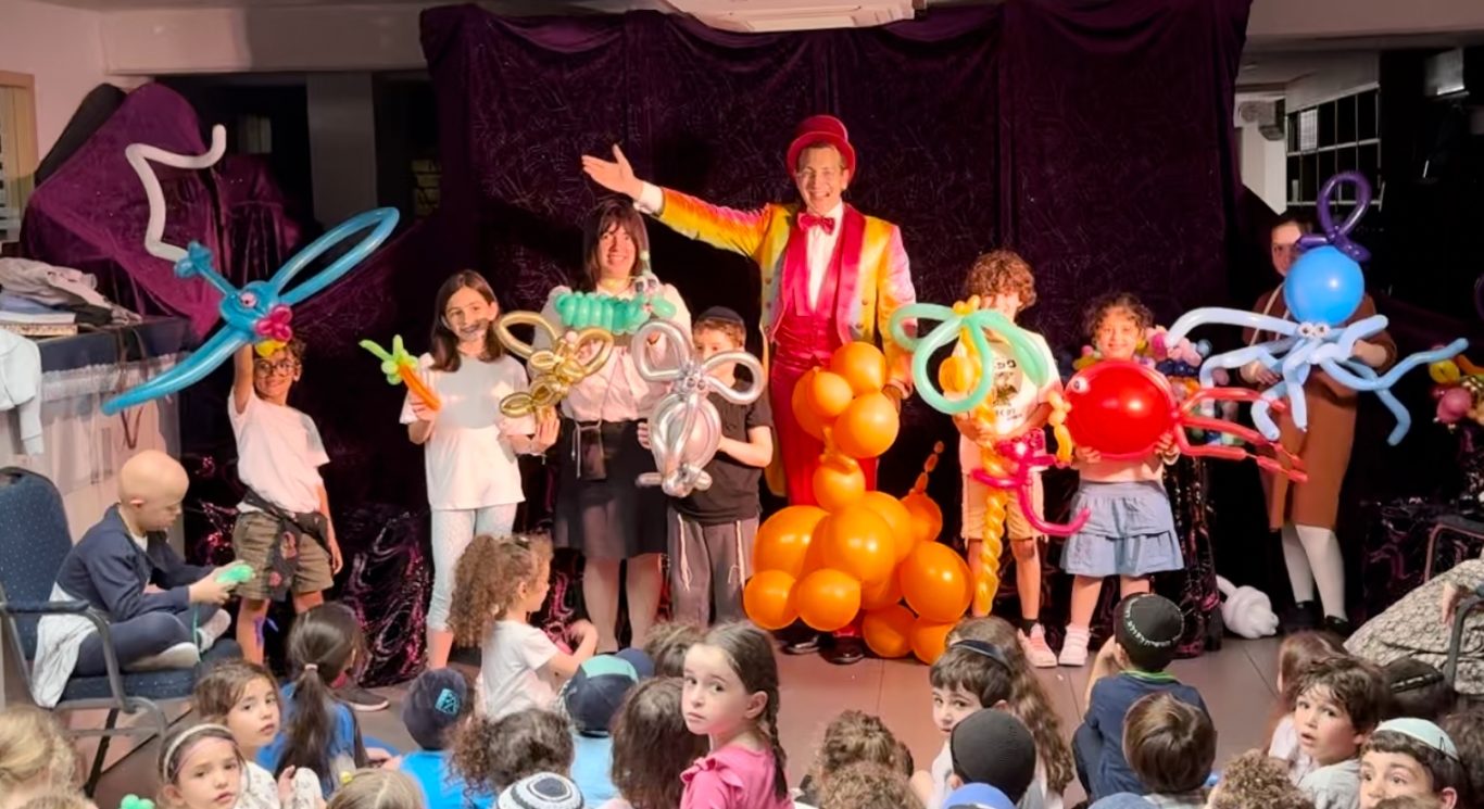 Spectacle de Ballons Le bon magicien 78 avec spectacle de sculpture de ballon pour jeune public à Versailles 78000 dans les Yvelines en centre de loisirs.