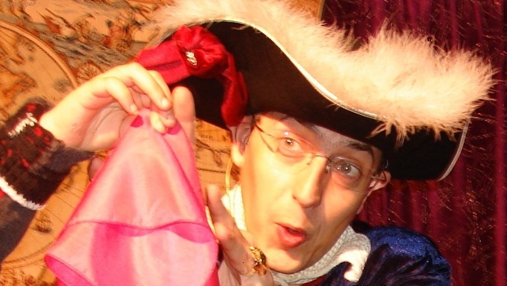 Des costumes et chapeaux exceptionnels fabriqués mains : Spectacle scolaire 92 le ùmieux noté des Hauts-de-Seine à 92300 Levallois-Perret Élu meilleur spectacle scolaire magie 92 par école maternelle primaire centre de loisirs ALSH des Hauts-de-Seine à 92300 Levallois-Perret
