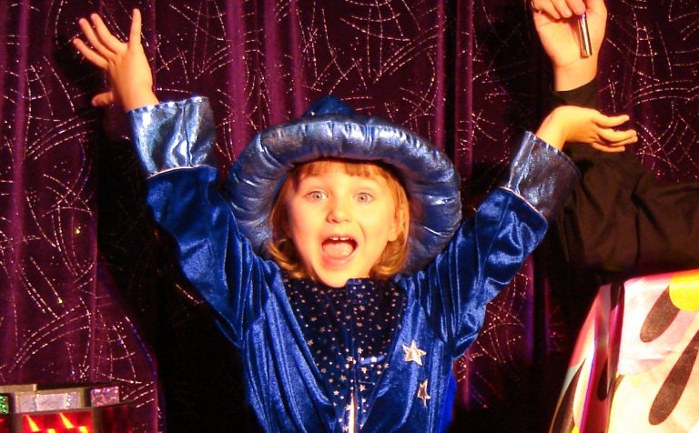 Enfant heureux de faire des tours de magie dans ce beau spectacle scolaire de Noël 92 dans son école primaire enchantée à 92700 Colombes Enfant heureux de faire des tours de magie dans ce beau spectacle scolaire de Noël 92 dans son école primaire enchantée à 92700 Colombes