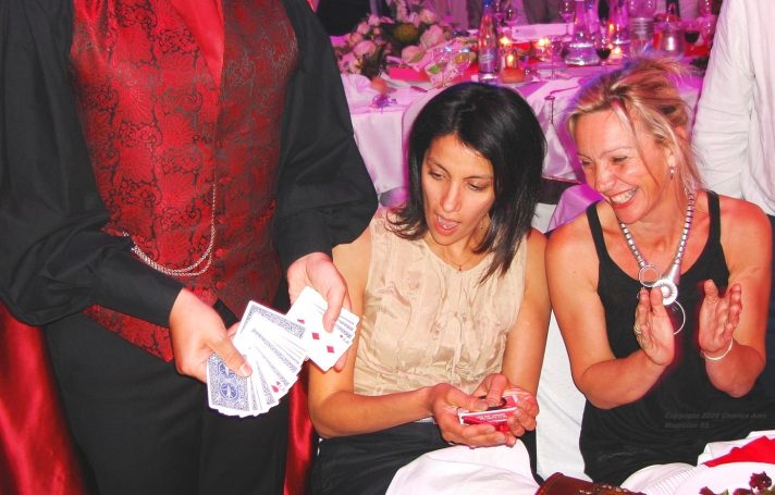 Rires et émerveillement assurés avec le Meilleur Magicien 93 Close-up Magie entreprise de qualité Haut-de-gamme à 93340 Le Raincy