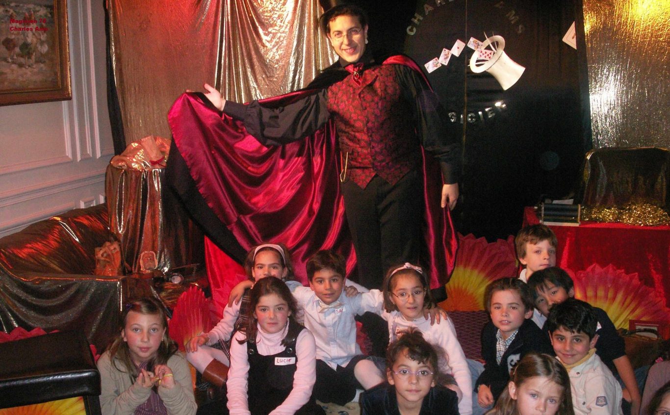 Spectacle de Magie pour enfants des écoles maternelles et élémentaires des Yvelines. Ici à Jouy-en-Josas 78350 Spectacles de Magie pour les écoles maternelles des Yvelines 78 avec le magicien 78 en beau costume animateur à Jouy en Josas 78350