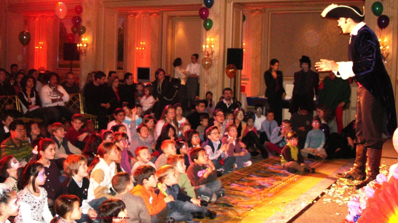 Grand spectacle de magie pour enfant sur scène à l'hôtel Le Méridien de Paris 75017. Magicien 75 et son Théâtre avec sonorisation éclairage Le Magicien 75 donne un spectacle de magie pour enfant sur scène à l'hôtel Le Méridien de Paris 75017. Théâtre avec sonorisation éclairage