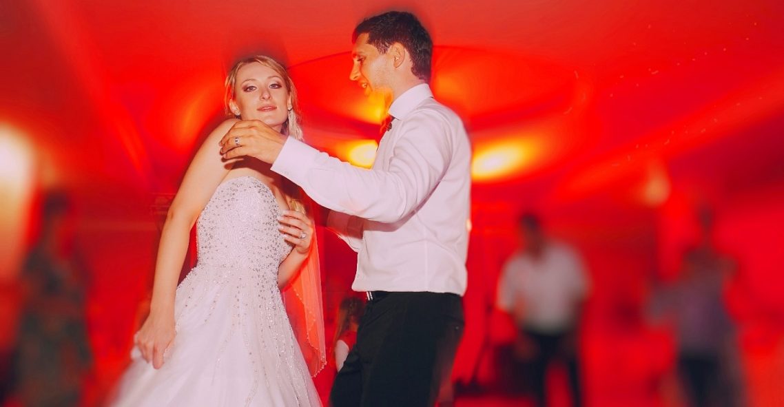 A chaque chanson, un nouveau paysage lumineux créé par Charles Ams ingénieur lumière et Dj mariage 27 à 27700 les Andelys Département Eure Meilleur Dj mariage 27 du département Eure à 27700 les Andelys et Pacy-sur-Eure Beuzeville Gaillon Louviers Vernon Evreux Val-de-Reuil