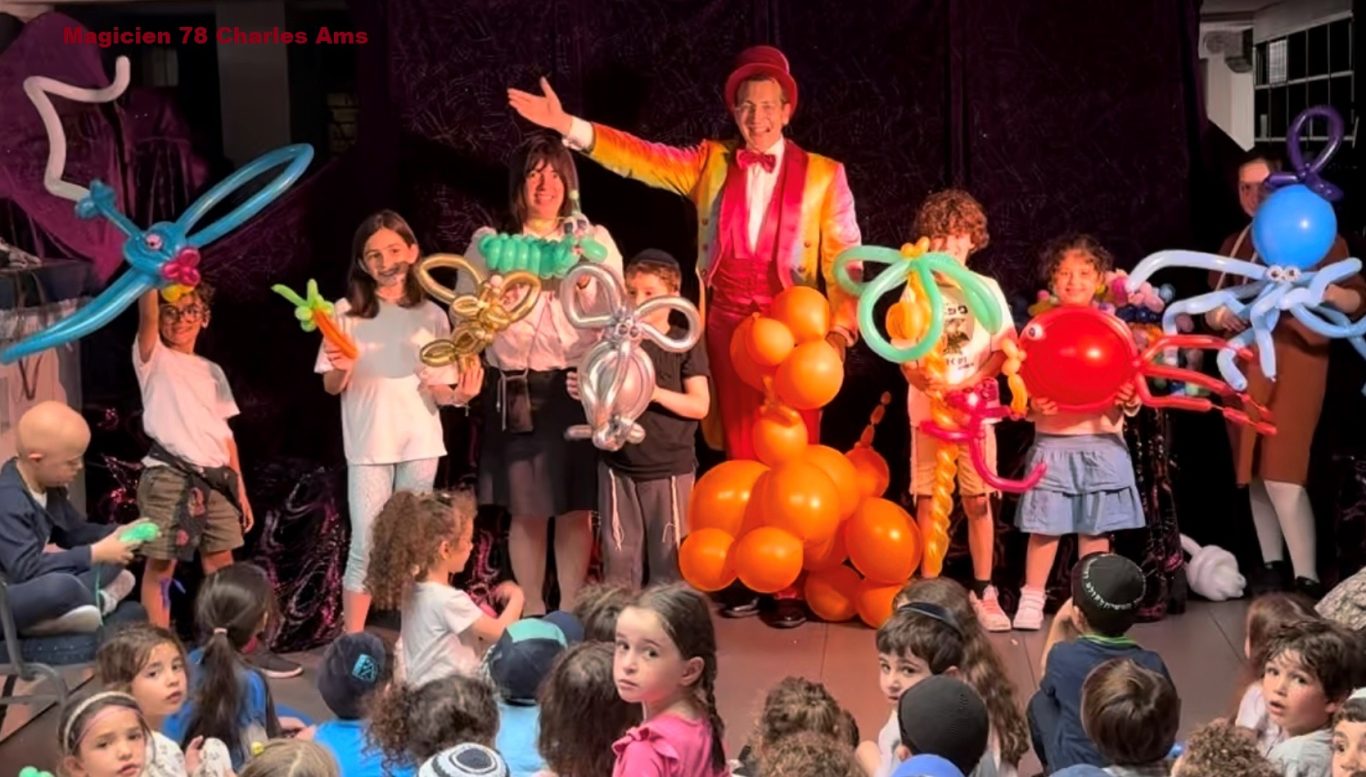 Dans une école 200 enfants Spectacle de Sculpture de Ballons avec Magicien 78 Charles Ams à Chatou 78400 Magicien 78 les Yvelines Spectacle Magie Enfant Ecole Versailles Rambouillet 78400 Chatou Le Vésinet Le Pecq Maisons Laffitte Jouy-en-Josas
