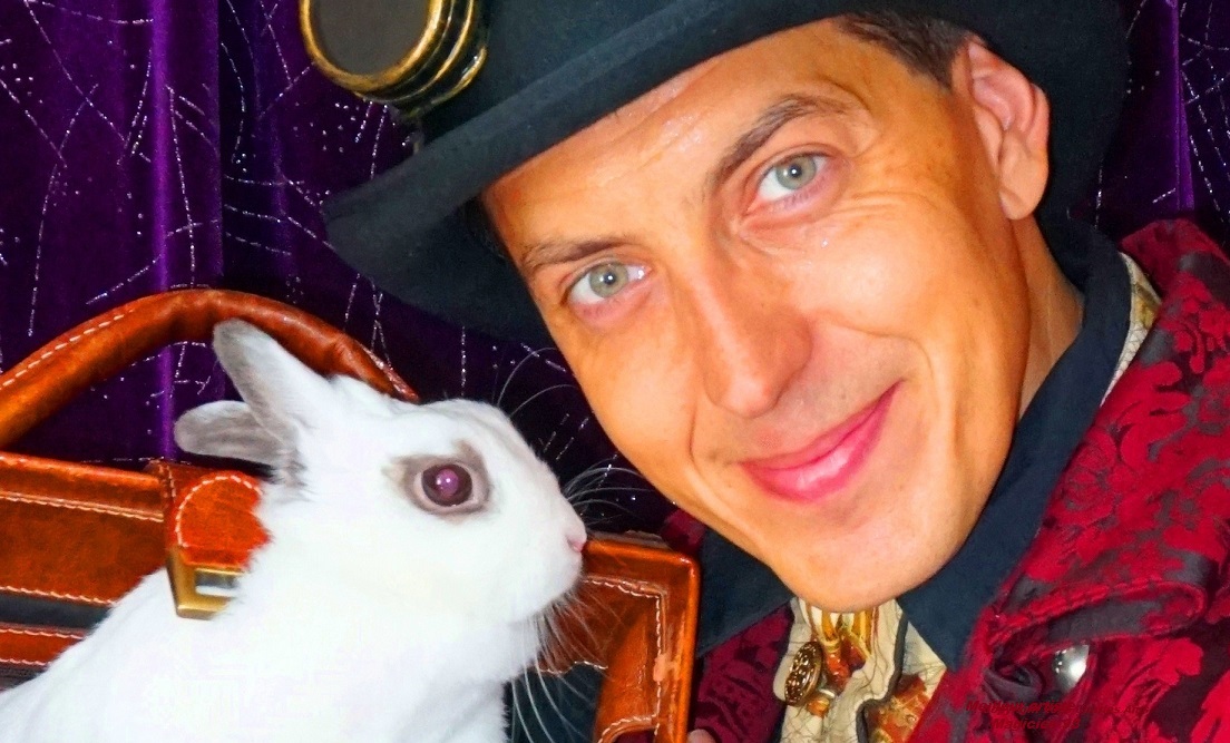 Charles et son adorable lapin blanc dans le spectacle magie pour enfant école ALSH centre de loisirs. Magicien 28 en Eure-et-Loir Charles et son adorable lapin blanc dans le spectacle magie pour enfant école ALSH centre de loisirs. Magicien 28 en Eure-et-Loir