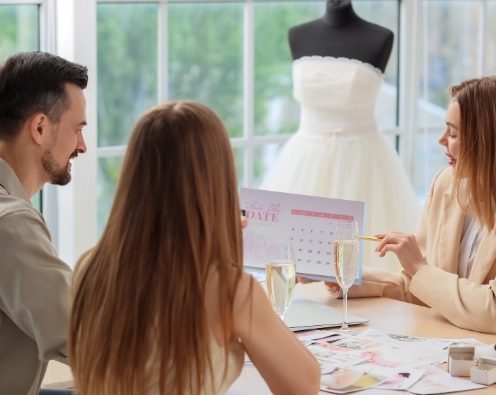 Mariés préparant l'organisation de leur mariage