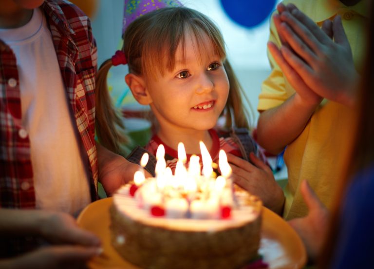 Anniversaire d'enfant Magicien Anniversaire Enfant à domicile spectacle magie sur Paris 75 Orleans 45 Chartres 28 Versailles 78 Rambouillet Neuilly sur Seine 92