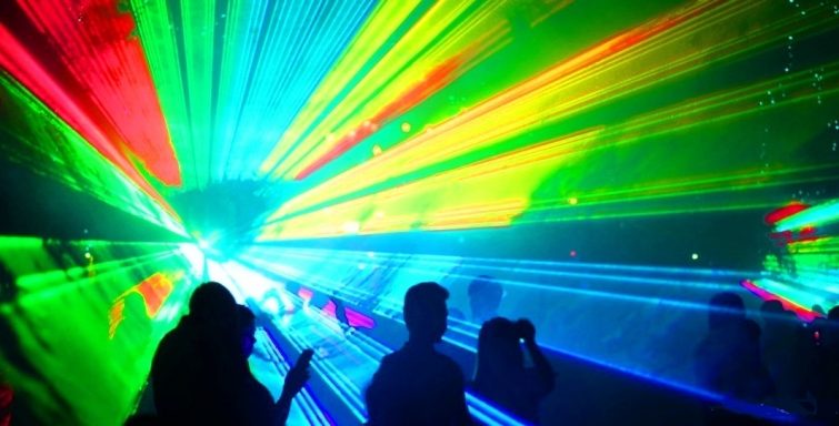 Lasers splendides du meilleur magicien 28 professionnel pour un cocktail soirée d'entreprise en Eure-et-Loir à 28000 Chartres