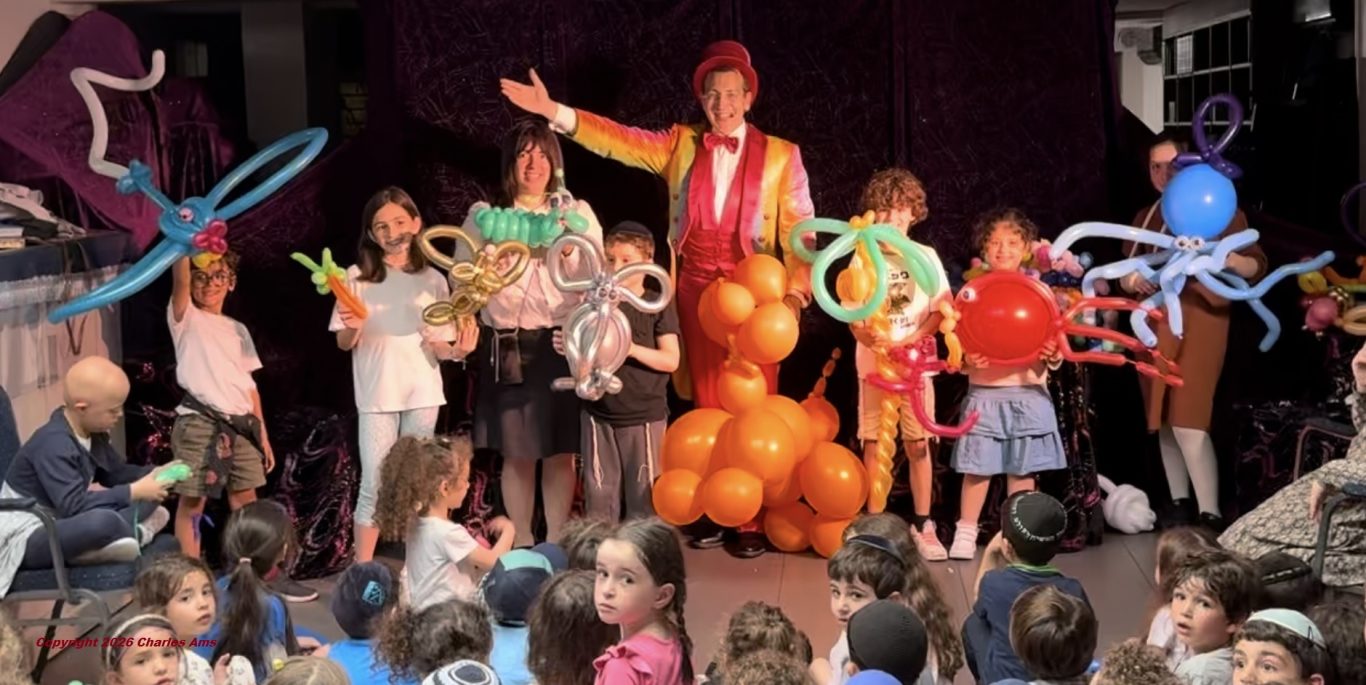 Spectacle fantastique de sculpture de ballons avec le magicien 75. Beau spectacle magie enfants à Paris 75018 pour école centre de loisirs Spectacle fantastique de sculpture de ballons avec le magicien 75. Beau spectacle magie enfants à Paris 75018 pour école centre de loisirs
