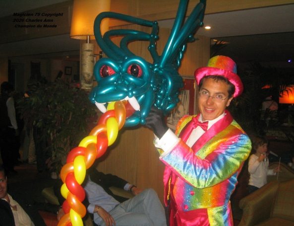 Extraordinaire sculpture de ballon inventée par Charles Ams le meilleur magicien en Seine-Saint-Denis à 93230-romainville: Champion du Monde