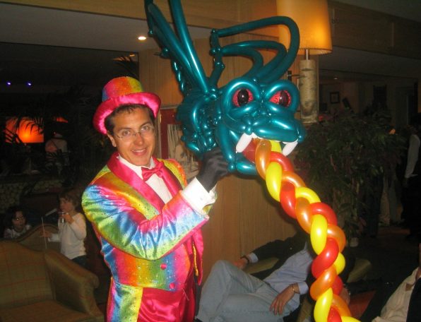 Extraordinaire sculpture de ballon inventée par Charles Ams le meilleur magicien en Eure-et-Loir à 28000 Chartres: magicien 28 ALSH Extraordinaire sculpture de ballon inventée par Charles Ams le meilleur magicien en Eure-et-Loir à 28000 Chartres: magicien 28 ALSH