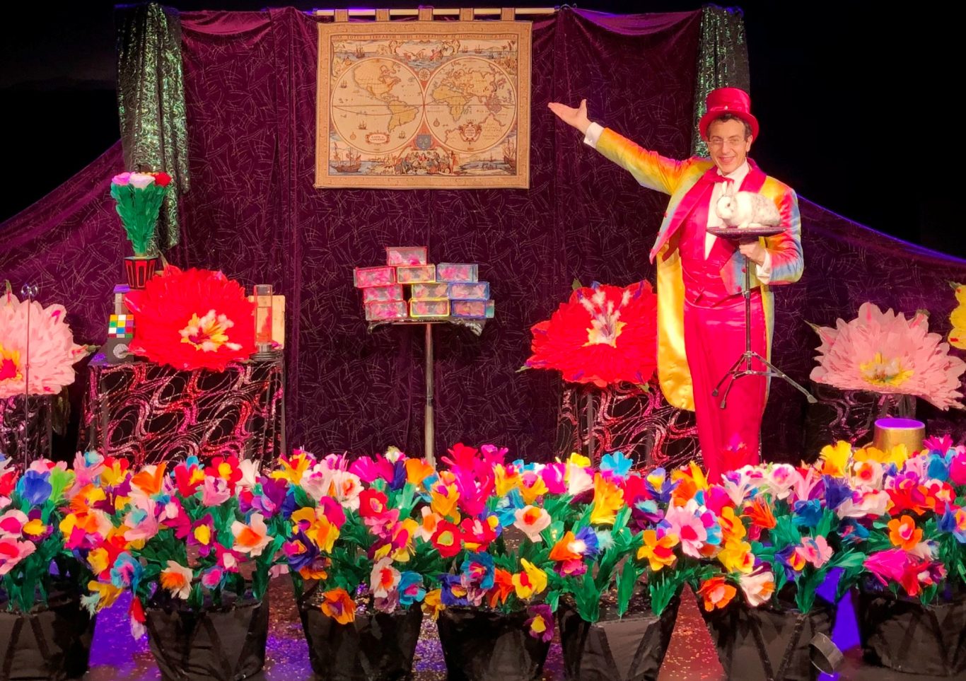 Profusion de matériel de Magie Haut-de-Gamme dans ce spectacle magie jeune public pour école maternelle et élémentaire ALSH en Essonne 91 Magicien 91 Essonne Spectacle Magie Enfant 91430 Igny Massy Étampes Arpajon Dourdan Saclas Évry Lisses La Ferté-Alais Palaiseau