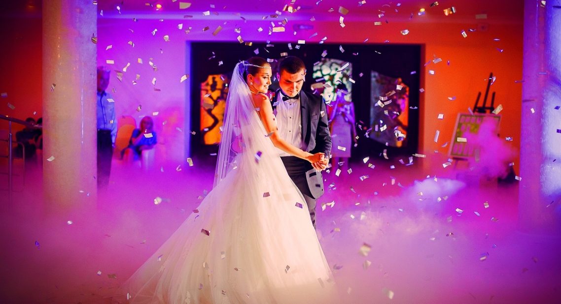 Machine à fumée Lourde en option pour vous faire danser sur des nuages avec Charles Ams élu meilleur Dj mariage 27 à 27140 Gisors en Eure Meilleur Dj mariage 27 du département Eure à 27140 Gisors Bernay Pacy-sur-Eure Beuzeville Gaillon Louviers Evreux Breteuil Conches-en-Ouche