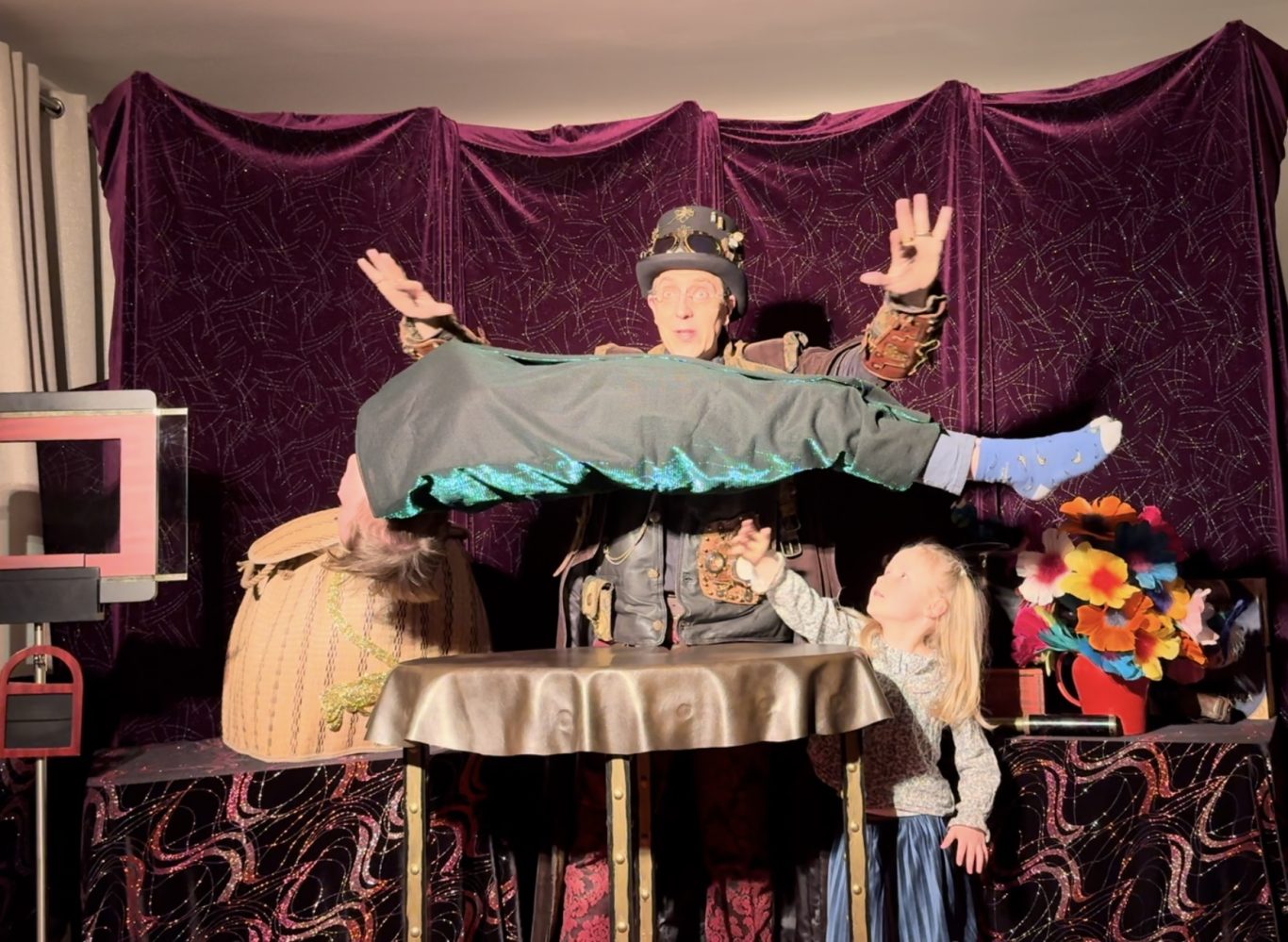 Spectacle Magie Jeune Public pour école élémentaire maternelle et Centre de Loisirs aéré ALSH ACM à 91940 Les Ulis en Essonne Spectacle Magie Jeune Public pour école élémentaire maternelle et Centre de Loisirs aéré ALSH ACM à 91940 Les Ulis en Essonne