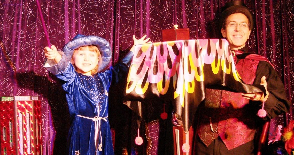 Intervenant spectacle maternelle jeune public thème magie école élémentaire ALSH en Essonne: Magicien 91 à 91370 Verrières-le-Buisson Intervenant spectacle maternelle jeune public thème magie école élémentaire ALSH en Essonne: Magicien 91 à 91370 Verrières-le-Buisson