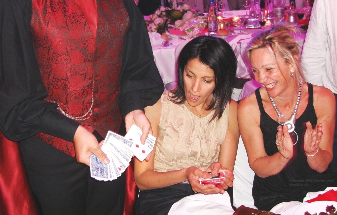 Rires et enchantement garantis !!! Tours de magie extraordinaires de l'excellent et célèbre magicien 93 haut-de-gamme à 93100 Montreuil Rires et enchantement garantis !!! Tours de magie extraordinaires de l'excellent et célèbre magicien 93 haut-de-gamme à 93100 Montreuil