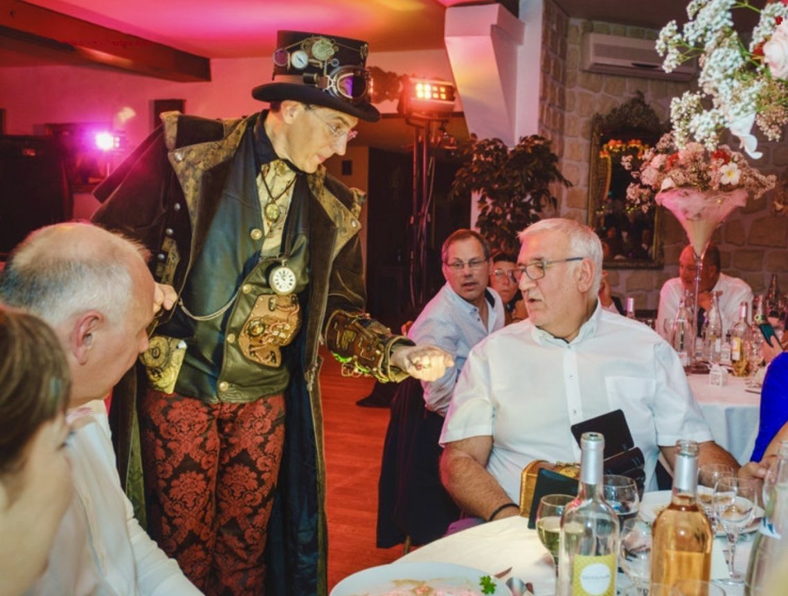 Magie Close-up aux tables pour réception de Mariage ou Entreprise en Essonne à 91860 Épinay-sous-Sénart. Charles est le meilleur Magicien 91 Magie Close-up aux tables pour réception de Mariage ou Entreprise en Essonne à 91860 Épinay-sous-Sénart. Charles est le meilleur Magicien 91