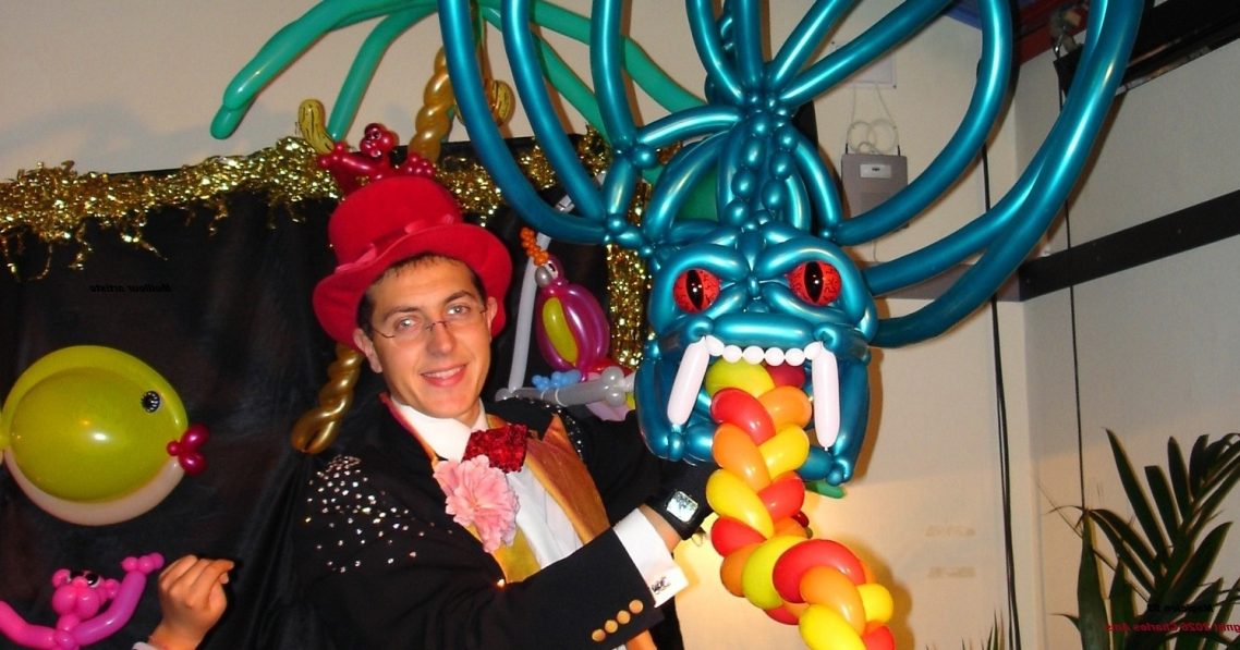 Incroyable Sculpture géante en ballons crée par Charles Ams le meilleur magicien 28 pour école centre de loisirs fête ALSH à 28100 Dreux Incroyable Sculpture géante en ballons crée par Charles Ams le meilleur magicien 28 pour école centre de loisirs fête ALSH à 28100 Dreux