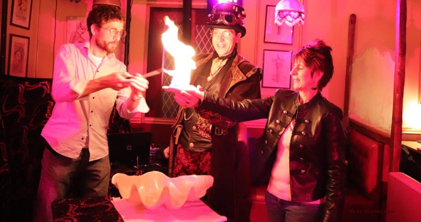 Animation interactive qui émerveille des adultes comme les enfants lors de mariage animé par dj 91 en Essonne à 91620 Nozay Vos invités font des animations uniques et extraordinaires en participant à la Magie du Feu avec Dj 91 pour mariage en Essonne à 91620 Nozay