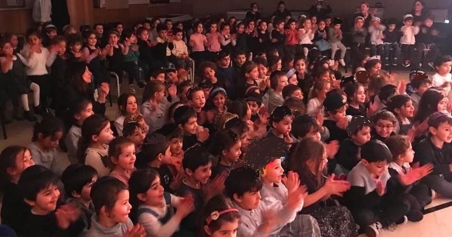 300 enfants d'écoles maternelles émerveillés par ce grand spectacle scolaire magie 92 pour ALSH et centre de loisirs à 92120 Montrouge Beau spectacle scolaire magie 92 pour 300 enfants d'écoles maternelles primaires ALSH centres de loisirs à 92120 Montrouge