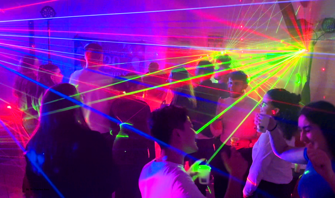 Programmation sur mesure de vos musiques préférées pour danser toute la nuit avec le Dj mariage 78 dans Les Yvelines Dj 78 à 78380 Bougival Dj 78 Les Yvelines Mariage Animation Anniversaire Saint-Germain-en-Laye le Vésinet Jouy-en-Josas Rambouillet Versailles à Bougival 78380