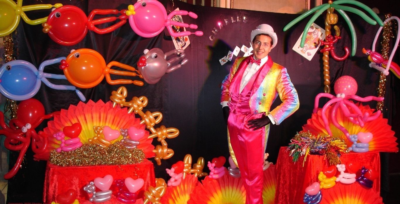 Charles Ams en costume arc-en-ciel : Spectacle maternelle 27 Magicien pour enfant école primaire centre de loisirs ALSH 27700 Les Andelys Charles Ams en costume arc-en-ciel : Spectacle maternelle 27 Magicien pour enfant école primaire centre de loisirs ALSH 27700 Les Andelys