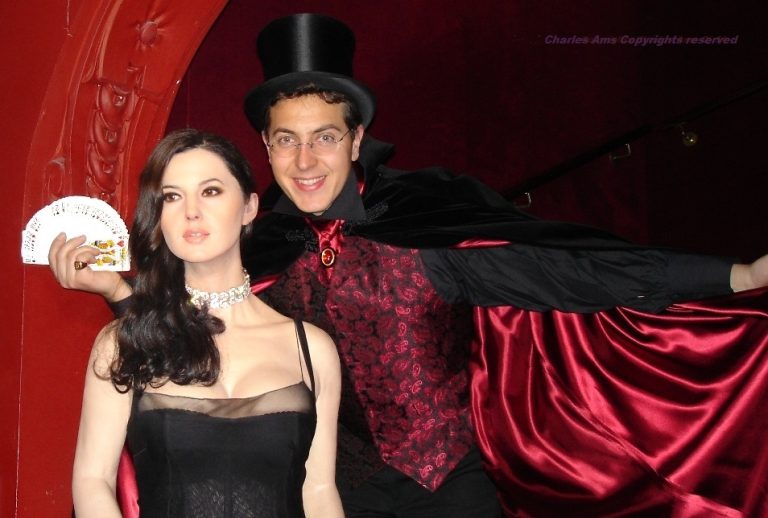 Monica Bellucci avec Charles Ams : Mentalisme et Magie close-up pour soirée et réception CE d'entreprise à 28110 Lucé : Magicien 28 Charles Ams le magicien 28 en prestation magie close-up pour soirée et réception CE d'entreprise à 28110 Lucé