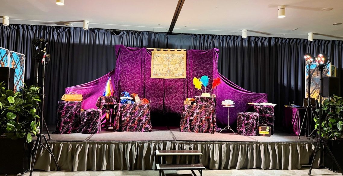 Théâtre de Magie avec Décor, Éclairages et Sonorisation pro fournis par Charles Ams le Magicien 91 en Essonne à 91430 Vauhallan Théâtre de Magie avec Décor, Éclairages et Sonorisation pro fournis par Charles Ams le Magicien 91 en Essonne à 91430 Vauhallan