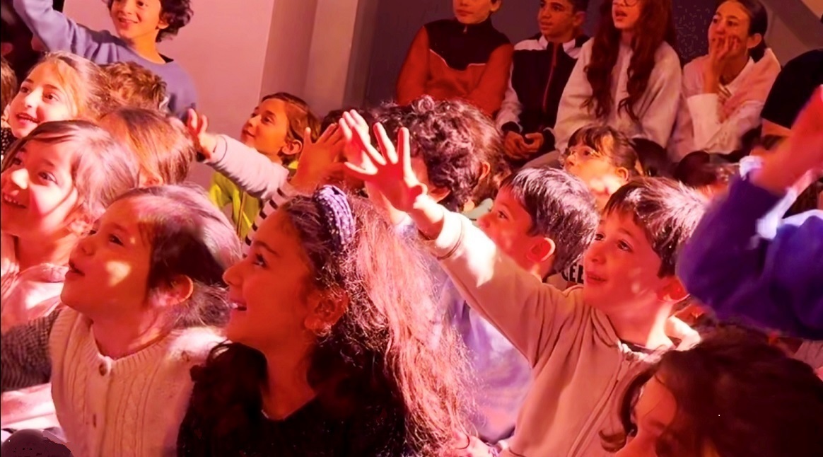 Participation active de vos enfants d'école maternelle ou primaire dans ce magnifique spectacle scolaire 92 à 92240 Malakoff Hauts-de-Seine Spectacle scolaire 92 à 92240 Malakoff dans les Hauts-de-Seine: Enfants émerveillés de maternelle école primaire ALSH centre de loisirs