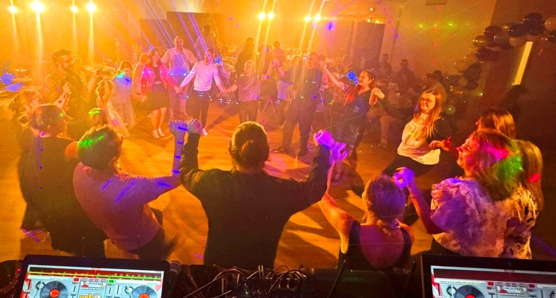 Vous danserez jusqu'au bout de la nuit avec Charles Ams le mieux noté en Dj 78 mariage à 78380 Bougival Les Yvelines dj 78 pour mariage le mieux noté à 78380 Bougival département Les Yvelines