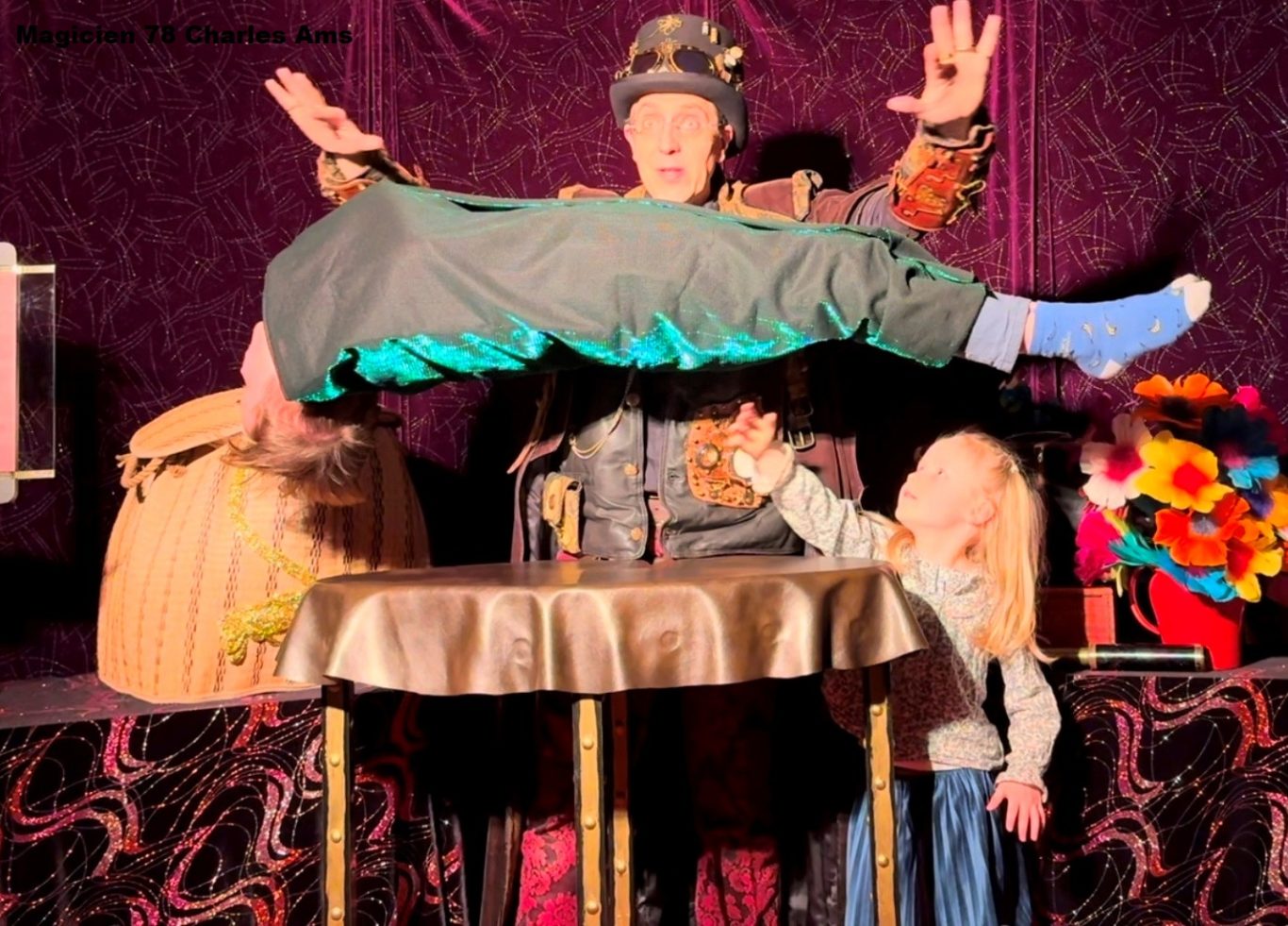 Lévitation d'un enfant spectateur avec Charles Ams le magicien 78 de Versailles 78000 Magicien 78 les Yvelines Spectacle Magie Enfant Arbre de Noel Versailles Rambouillet 78120 Le Vésinet Le Pecq Maisons Laffitte Jouy-en-Josas