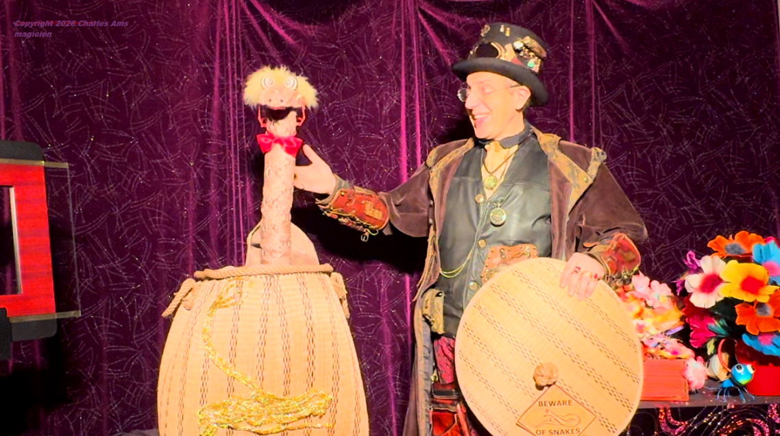 Le gentil et drôle serpent magique du magicien Charles Ams pour spectacle scolaire 91 pour école maternelle et primaire à 91400 Orsay Le gentil et drôle serpent magique du magicien Charles Ams pour spectacle scolaire 91 pour école maternelle et primaire à 91400 Orsay