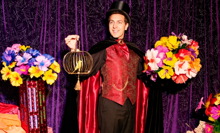 Charles Ams en costume de magicien élégant dans son spectacle scolaire de magie pour ALSH 92 maternelle école élémentaire à 92000 Nanterre Charles Ams en costume de magicien élégant dans son spectacle scolaire de magie pour ALSH 92 maternelle école élémentaire à 92000 Nanterre
