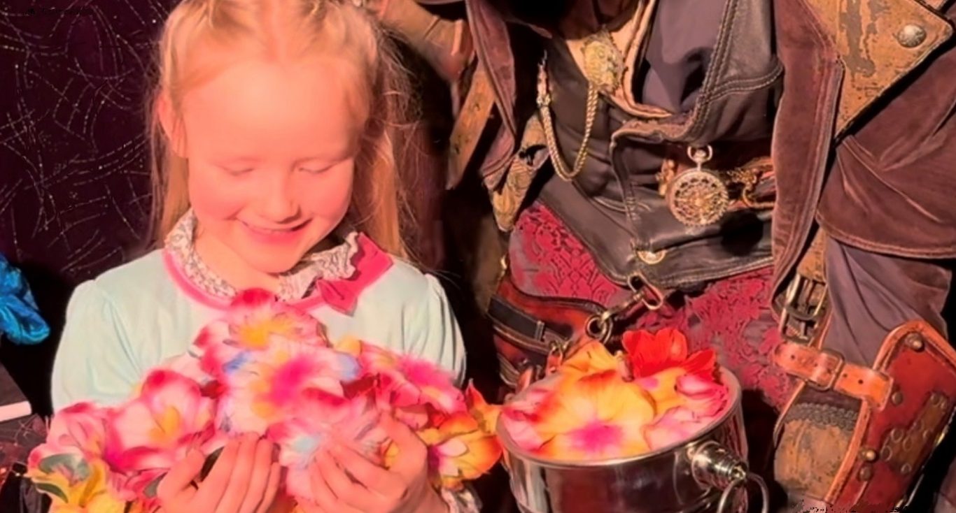 Une enfant de maternelle s'émerveille avec les fleurs de ce beau spectacle scolaire le mieux noté du département 92 à 92150 Suresnes Élu meilleur spectacle scolaire magie 92 pour enfant d'école maternelle primaire centre de loisirs ALSH des Hauts-de-Seine à 92150 Suresnes