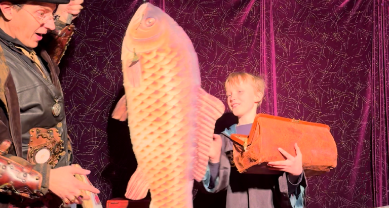 Apparition fantastique d'un poisson géant pendant ce beau spectacle de magie scolaire pour centre de loisirs et écoles à 92330 Sceaux Apparition fantastique d'un poisson géant pendant ce beau spectacle de magie scolaire pour centre de loisirs et écoles à 92330 Sceaux