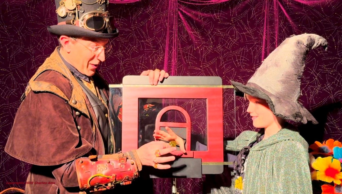 La main de l'enfant traverse magiquement la matière: Spectacle magie enfant école et centre de loisirs du magicien 75 à 75010 Paris La main de l'enfant traverse magiquement la matière: Spectacle magie enfant école et centre de loisirs du magicien 75 à 75010 Paris