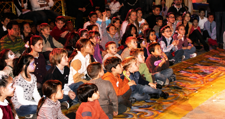 Des élèves d'école primaires émerveillés par ce spectacle scolaire de magie lors d'arbre de Noël pour la ville de 92140 Clamart Des élèves d'école primaires émerveillés par ce spectacle scolaire de magie lors d'arbre de Noël pour la ville de 92140 Clamart