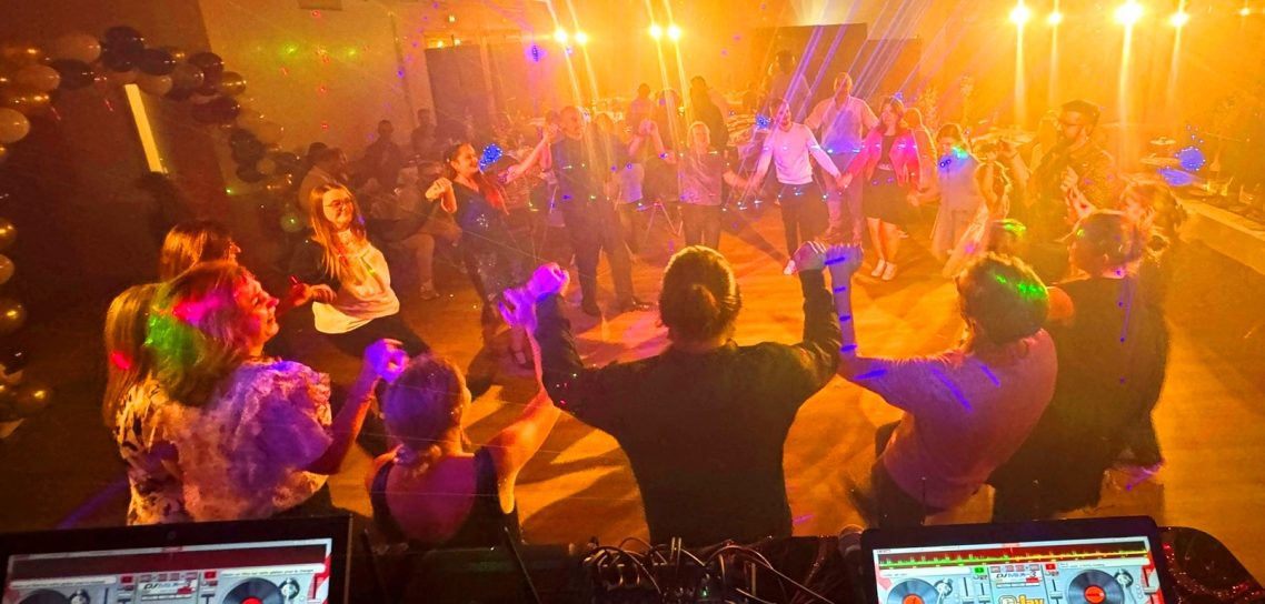Ambiance festive garantie avec l'un des meilleurs Dj pour mariage du département 27 Eure à 27400 Louviers et Evreux Gravigny Le Neubourg Meilleur Dj mariage 27 créant magnifique ambiance joyeuse: danseurs heureux à 27400 Louviers dans l'Eure et Gravigny Le Neubourg Evreux