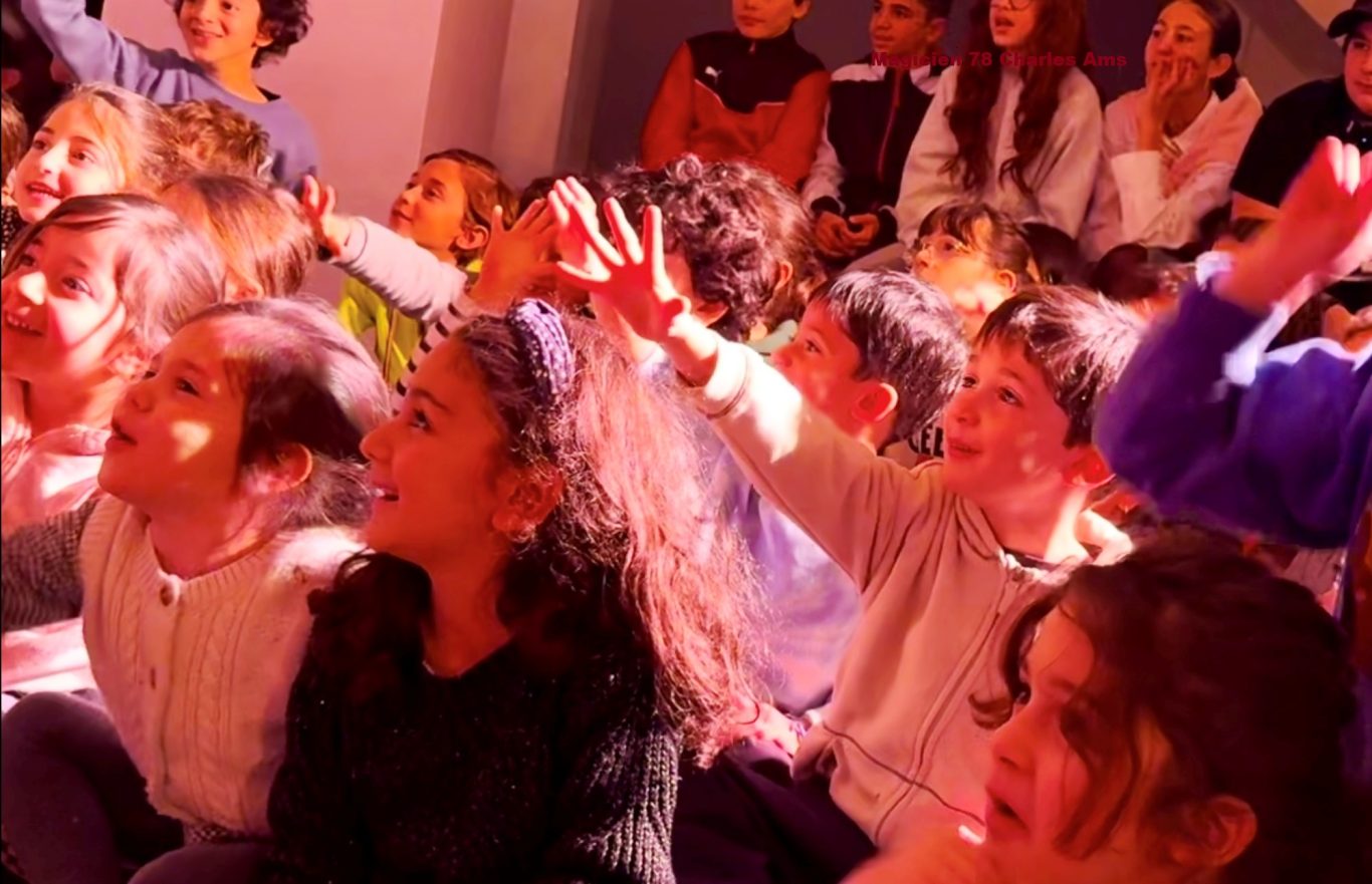 Participation, rires et émerveillement garantis avec le magicien 78 à Versailles 78000 dans une école centre de loisirs. Meilleur spectacle Rires et participation des enfants spectacle magie en école avec le Magicien 78 à 78000 Versailles dans les Yvelines. Meilleur magicien !