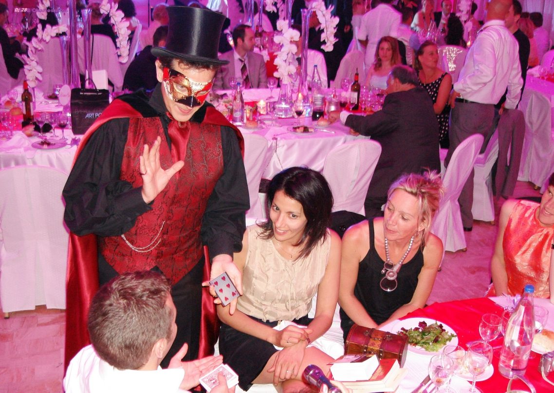 Bel éclairage de votre salle, Magie Close-up lors de mariage avec des invités fascinés par le meilleur magicien 28 à 28200 Châteaudun Bel éclairage de votre salle, Magie Close-up lors de mariage avec des invités fascinés par le meilleur magicien 28 à 28200 Châteaudun