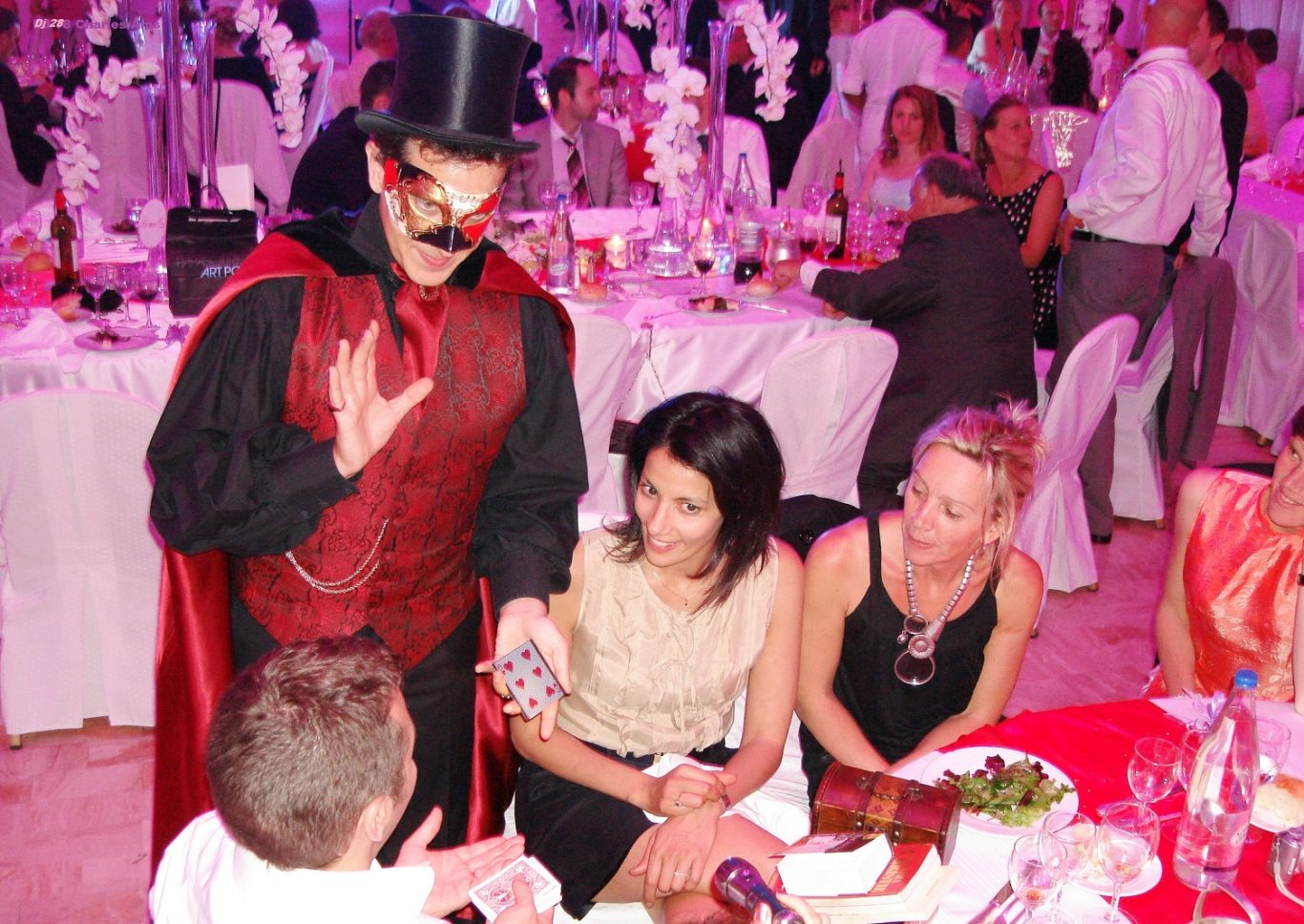 Bel éclairage de votre salle, Magie Close-up lors de mariage avec des invités fascinés par le meilleur magicien 28 à 28200 Châteaudun Bel éclairage de votre salle, Magie Close-up lors de mariage avec des invités fascinés par le meilleur magicien 28 à 28200 Châteaudun