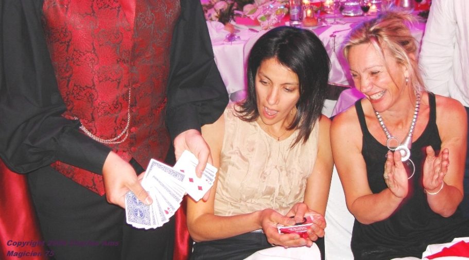 Magie close-up aux tables : soirée réception entreprise et mariage prestige le meilleur magicien haut-de-gamme 75 à Paris 75009 Magie close-up le meilleur magicien haut-de-gamme 75 à Paris 75009 cocktail soirée réception entreprise et mariage prestige